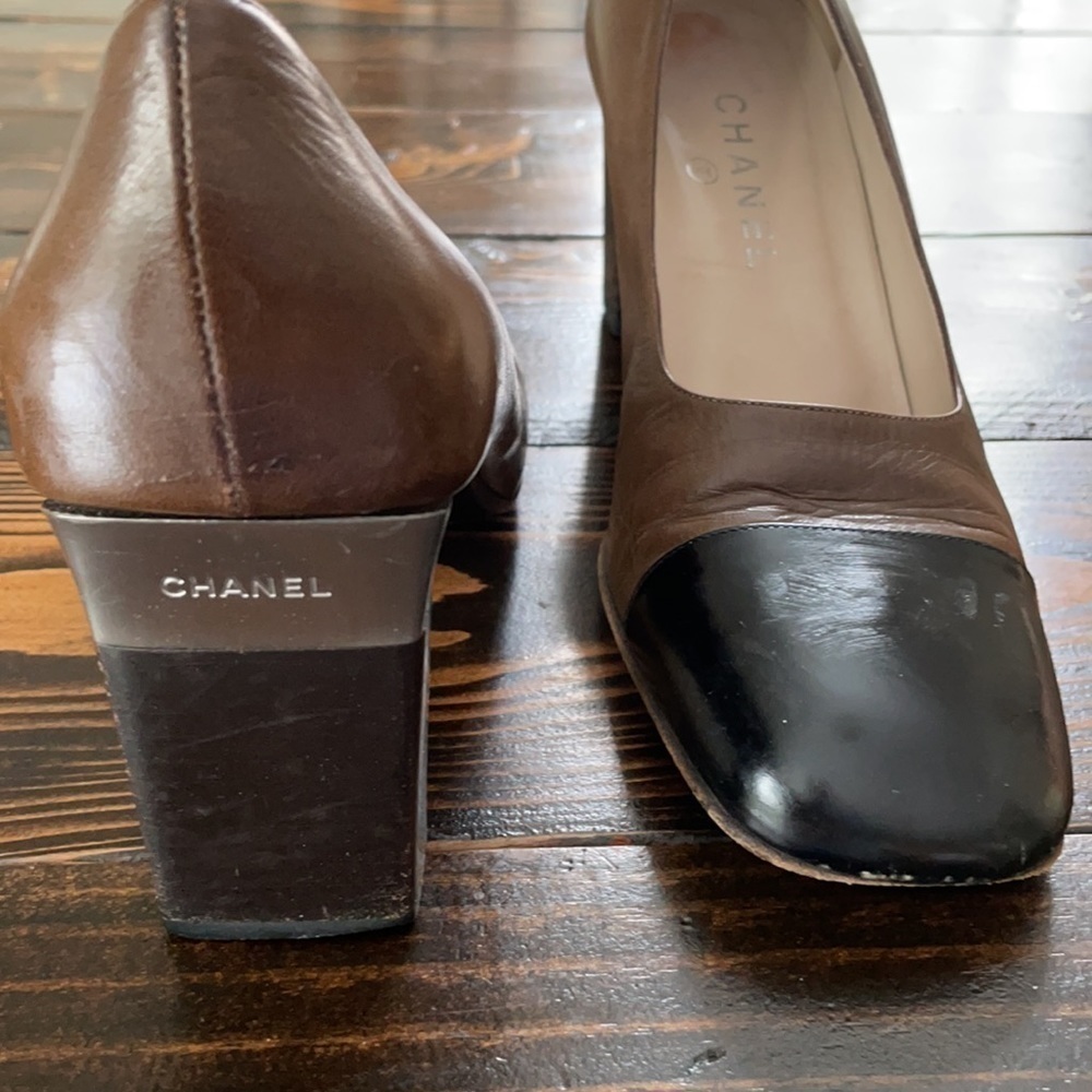 💎HP💎 Chanel Cap Toe Block Heel Two Tone Shoes Sz 40 Metal CHANEL Logo Plate - Picture 2 of 10